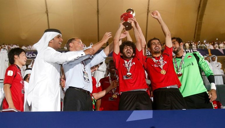 كابتن الريان حمد العبيدي يرفع كاس البطولة رويترز
