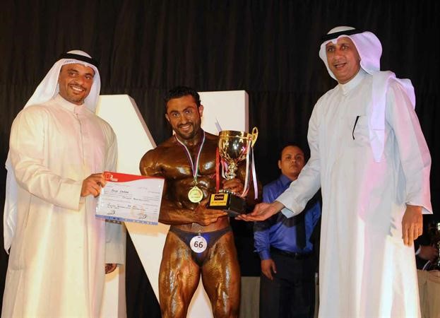 تكريم احد اصحاب المراكز الاولى