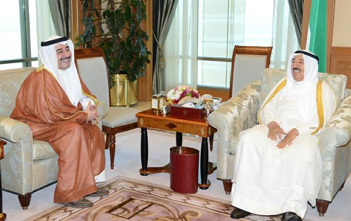 صاحب السمو الامير الشيخ صباح الاحمد مستقبلا الشيخ احمد الحمود