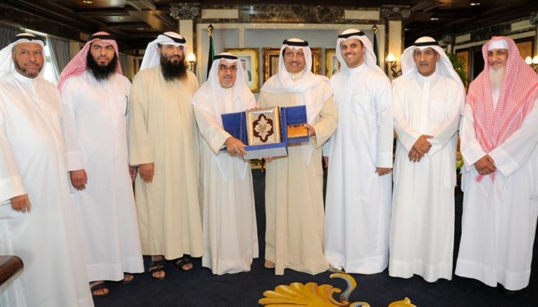 سمو رئيس الوزراء الشيخ جابر المبارك مستقبلا رئيس واعضاء مجلس ادارة النادي الكويتي الرياضي للصم