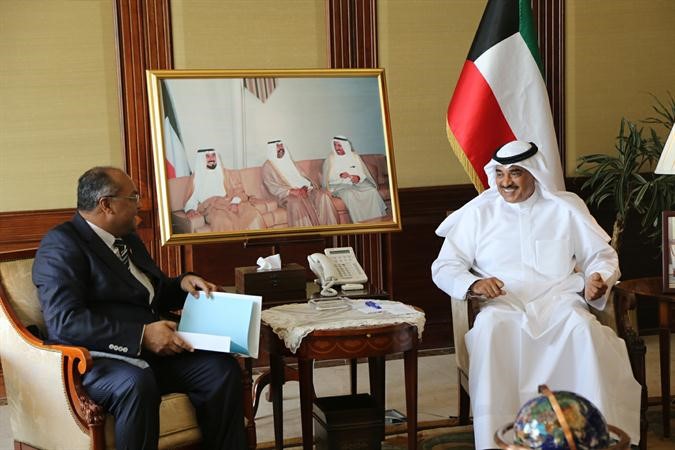 الشيخ صباح الخالد مستقبلا وزير النقل والاشغال العامة في جمهورية ملاوي محمد صديق