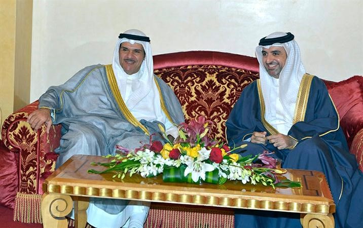 الشيخ سلمان الحمود لدى وصوله وفي استقباله رئيس المؤسسة العامة للرياضة والشباب البحرينية هشام الجودر