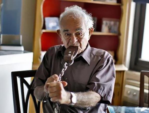 بالفيديو.. تسعيني يجر سيارة بأسنانه ويُلقب بأقوى رجل في أميركا!