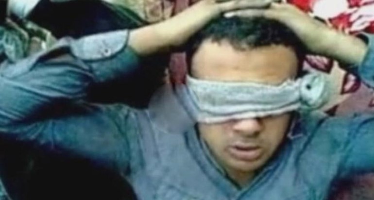 بالفيديو.. جنود سيناء المختطفين معصوبي الأعين وهم يتوسلون للإفراج عنهم