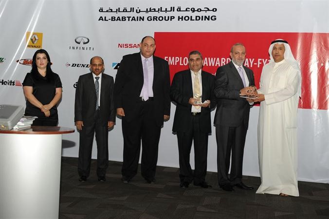صالح البابطين مكرما احد الموظفين