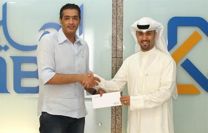علي البغلي يسلم احمد بارون شيك الرعاية