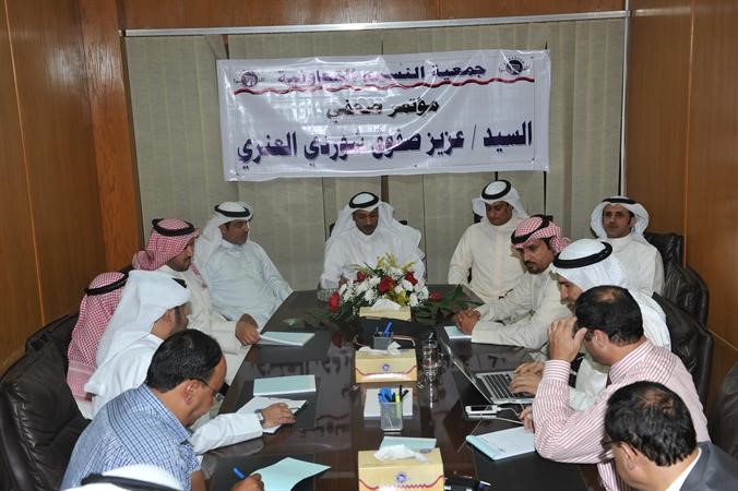 عزيز صفوق العنزي في حديثه خلال المؤتمر الصحافي