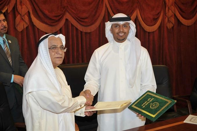 عبدالعزيز السمحان وبراك الصبيح يتبادلان بنود الاتفاقية اسامة ابوعطية