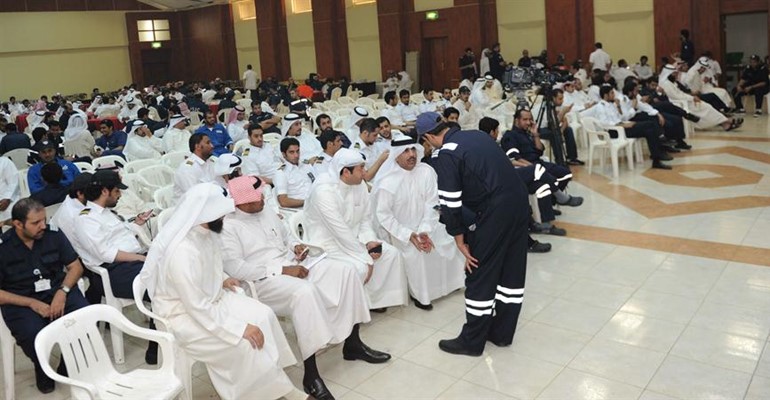 جموع كبيرة من العاملين اثناء الاضراب