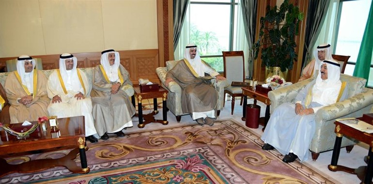 صاحب السمو الامير الشيخ صباح الاحمد خلال استقباله الراشد والنواب