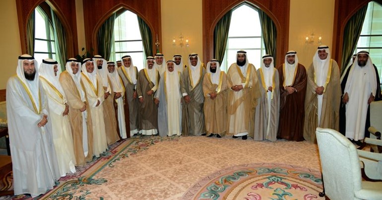 صاحب السمو الامير الشيخ صباح الاحمد متوسطا رئيس مجلس الامة علي الراشد والوفد النيابي المرافق له خلال زيارتهم لسموه امس