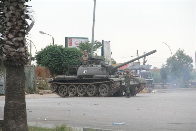 مدرعة للجيش اللبناني وعدد من الجنود اثناء دخول طرابلس لفض الاشتباكات بين باب التبانة وجبل محسن محمود الطويل