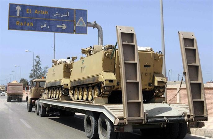 رتل عسكري يحمل ناقلات جنود مدرعة الى العريش استعدادا لعملية تحرير الجنود المختطفين افپ 