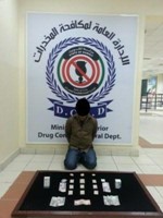 الاسيوي وامامه الهيروين المضبوط