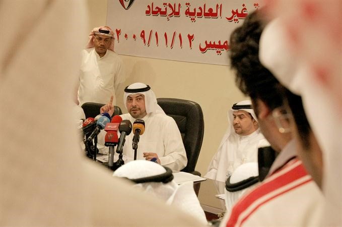 الشيخ دطلال الفهد في اجتماع سابق باتحاد الكرة