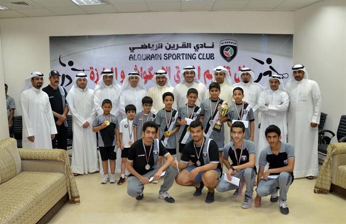 رئيس نادي القرين احمد الشحوميواعضاء مجلس الادارة مع لاعبي الاسكواش والمبارزة