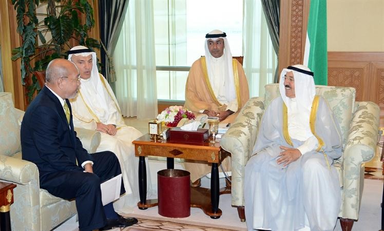 صاحب السمو الامير الشيخ صباح الاحمد اثناء استقباله سفير الفلبين