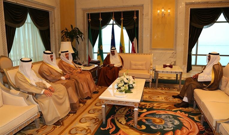 سمو ولي العهد الشيخ نواف الاحمد مستقبلا مصطفى الشمالي وشريدة المعوشرجي وعبدالعزيز الابراهيم وسالم الاذينة