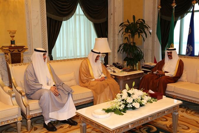 وسمو ولي العهد الشيخ نواف الاحمد مستقبلا هاني حسين ونزار العدساني