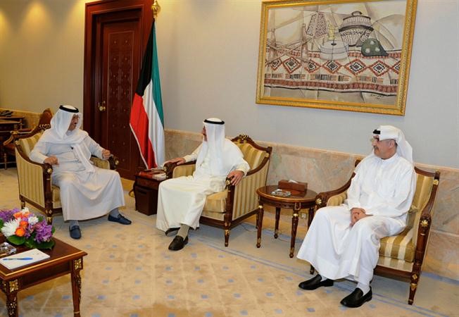 وسمو الشيخ جابر المبارك مستقبلا هاني حسين ونزار العدساني
