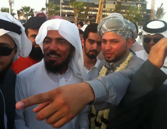 بالفيديو.. سعودي يقيم حفل زفافه على كورنيش جدة بحضور الشيخ سلمان العودة