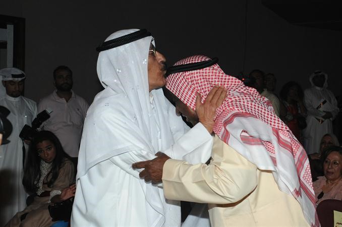 بورسلي يقبل راس عبدالرب ادريس