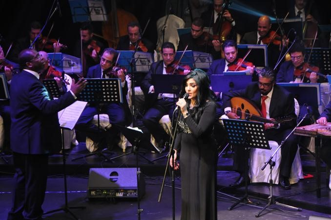 سينا الفارس خلال فقرتها الغنائية