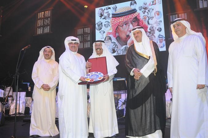 الشيخ فهد المبارك يكرم بدر بورسلي ممثلا عن قطاع التلفزيون بوزارة الاعلام	قاسم باشا