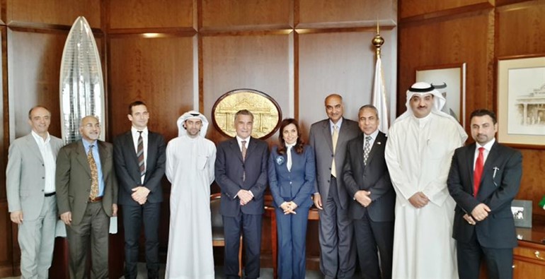 شيخة البحر وجورج نصر يتوسطان قيادات البنك الوطني وممثلي الشركات المشاركة في التحالف الذي يضم كلا من شركة اسكو شركة الانشاءات المتحدة التي تقود التحالف وشركة امبريزا بيزاروتي وشركة العيسى للتجهيزات الطبية