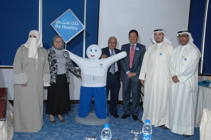صورة جماعية مع شخصية خلك صحي