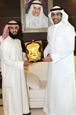 فهد الغانم يتسلم درعا من الشيباني