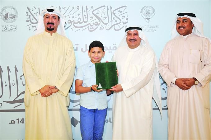 تكريم احد الفائزين بالمسابقة	 محمد خلوصي
