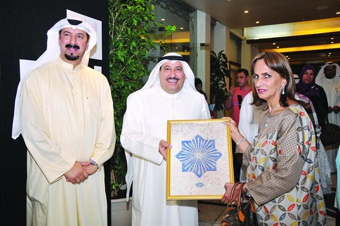 درع تكريمية من الاذينة الى منى الفريح
