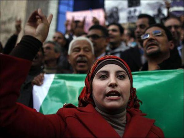 صحفيون في نشاط احتجاجي امام مقار نقابتهم بالقاهرة ضد ما يصفونها اعتداءات انصار الرئيس رويترز