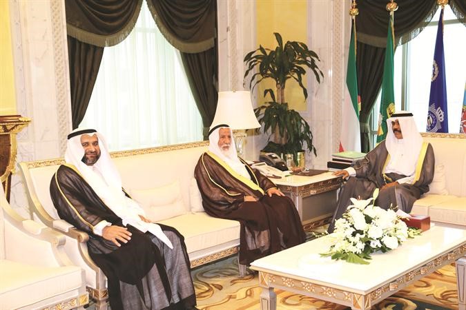سمو ولي العهد الشيخ نواف الاحمد خلال لقائه حمود الرومي واعضاء مجلس ادارة جمعية الاصلاح