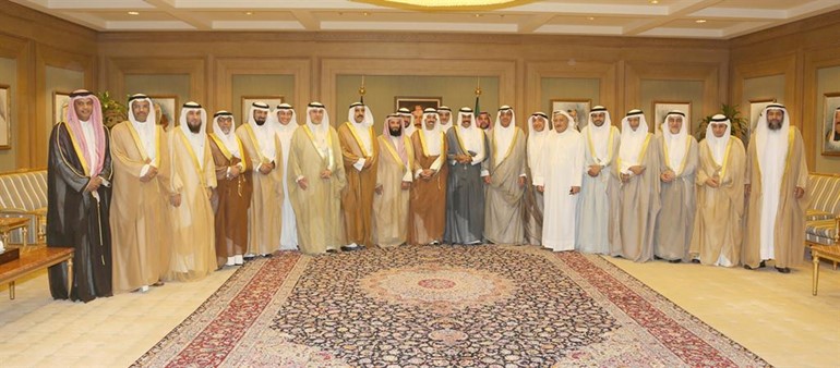 سمو ولي العهد الشيخ نواف الاحمد متوسطا رئيس مجلس الامة علي الراشد والنواب خلال زيارتهم لسموه لتهنئته بعودته بعد اجراء فحوصات طبية في المانيا﻿