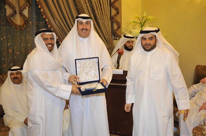 الديوان مكرما رئيس نقابة البلدية فراج العرادة﻿