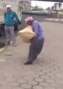 بالفيديو.. مصري في الكويت يحمل كيس شعير 50 كيلو بأسنانه!!
