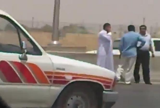 بالفيديو.. نصف مليون مشاهدة لسعودي أراد تصوير حادث فصدمته سيارة!