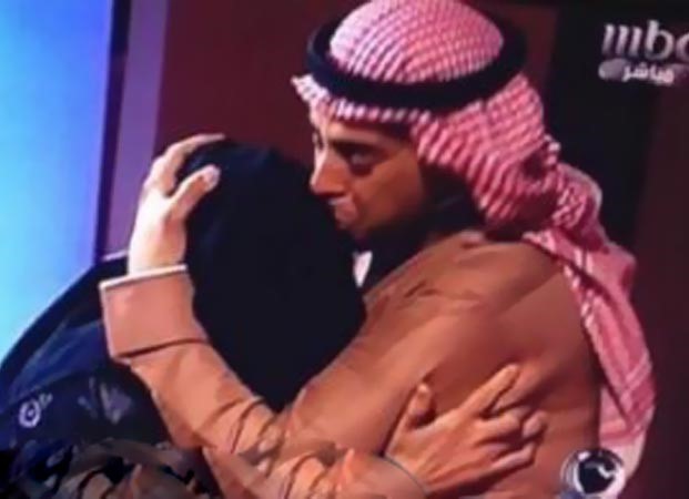 بالفيديو.. سعودي يلتقي بأمه لأول مرة بعد 25 عاماً .. ودموع الشريان على الهواء