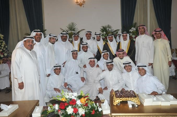 المعرس متوسطا الاصدقاء في لقطة تذكارية
