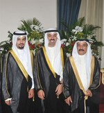 علي الراشد مباركا للمعرس ووالده سعد زنيفر