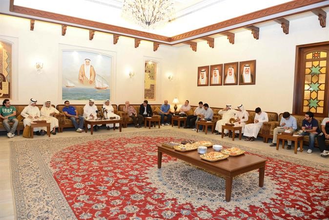 رجال الاعلام والقنوات الفضائية خلال الاجتماع التشاوري بديوان الروضان 	عادل اليعقوب