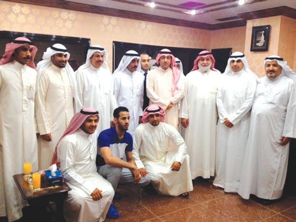 خلف الظفيري يتوسط بعض اللاعبين والعاملين المميزين بنادي الجهراء