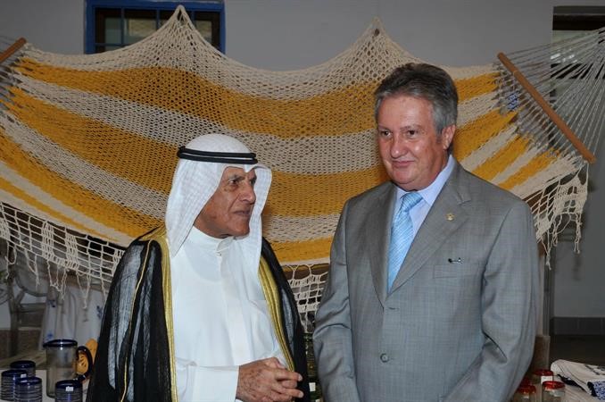 حديث بين ناصر الساير والسفير المكسيكي لويس البيرتو