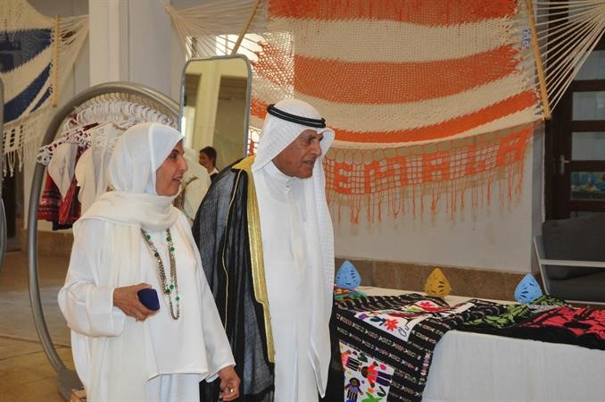 ناصر الساير يطلع على معروضات اسيندا اسول