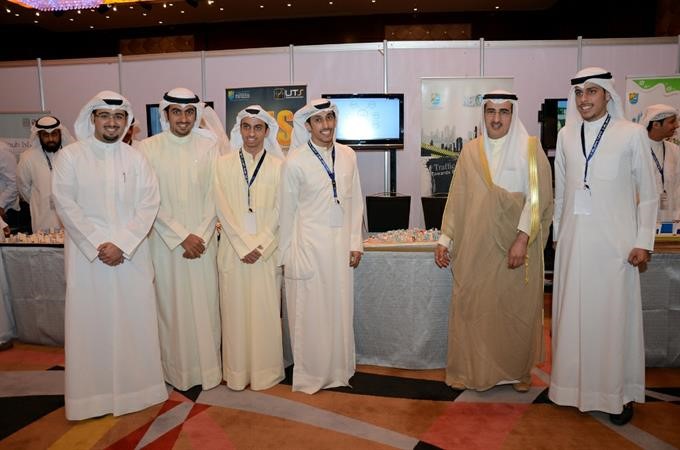 الوزير م الابراهيم مع فريق العلاقات العامة في بيتك وطلبة احد مشاريع التخرج التي قام برعايتها بيتك