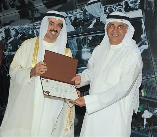 ويكرم احد المبدعين