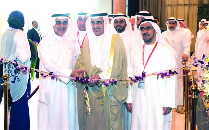 الوزير عبدالعزيز الابراهيم والنائب احمد لاري ودحسين الخياط في افتتاح المعرض