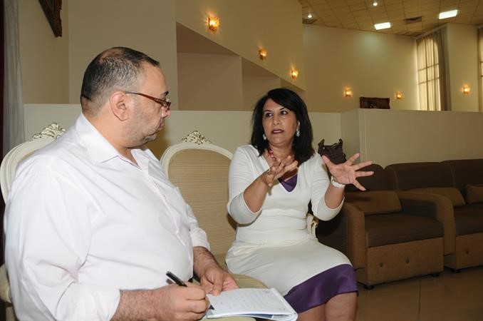 علياء الحميضي متحدثة الى الزميل اسامة دياب